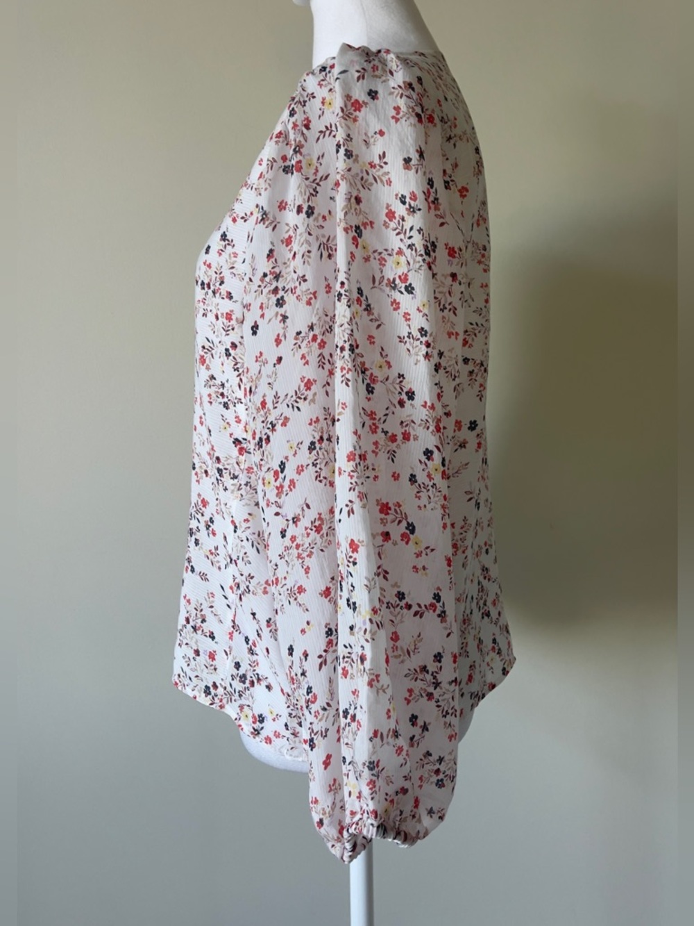 Ann Taylor Ivory with Pink Floral Print 1/2 Button Long Sleeve Blouse Size Small - Picture 2 of 5